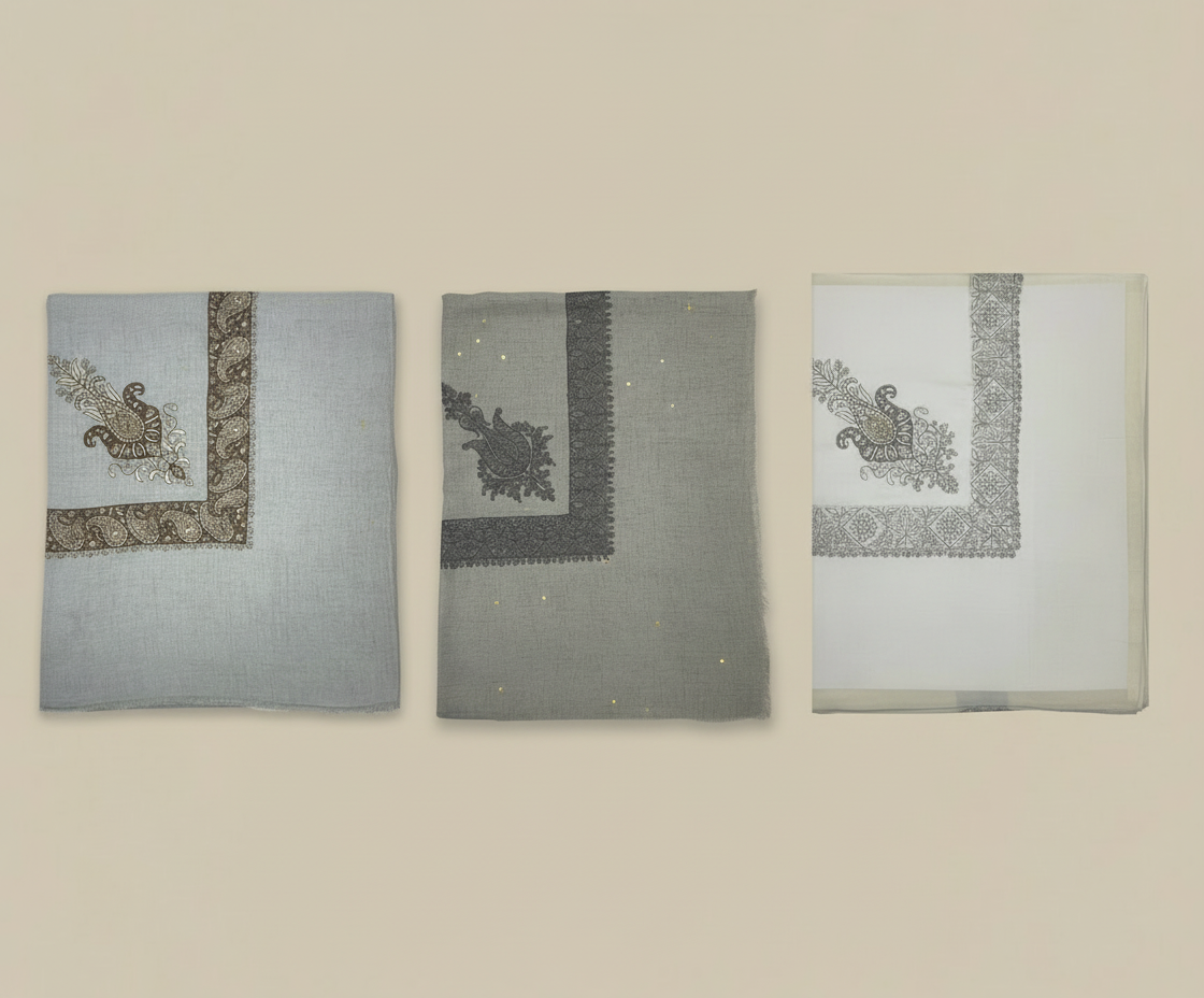 الشالات الثلاث بخلفية موحدة