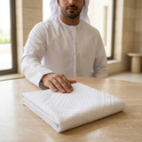 تفاصيل نقوش الشماغ الأبيض وهو مطوي